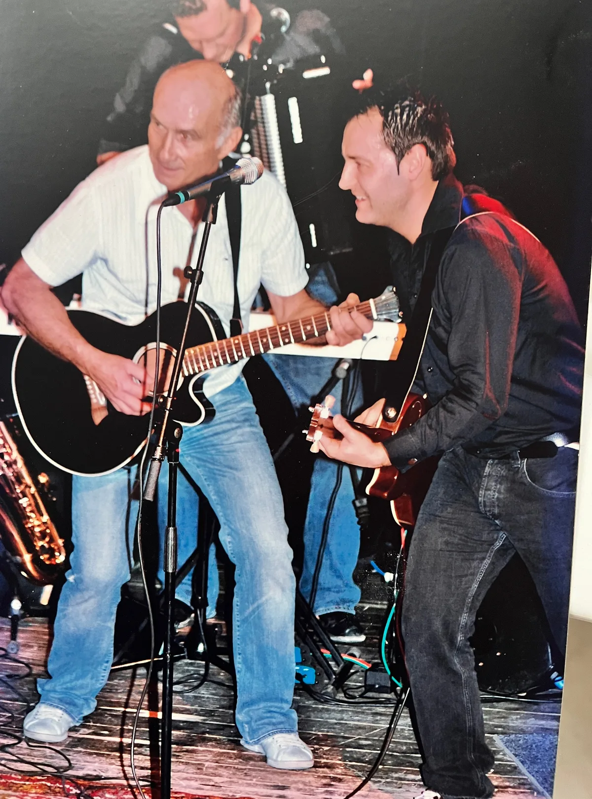 Man sieht Richi Kofler mit seinem Freund Gitarre spielen. 